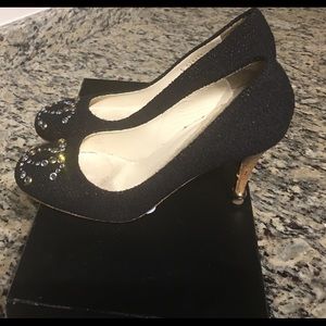 Sparkly pumps!!!! Beautiful detail. Dress ⏫ or ⏬